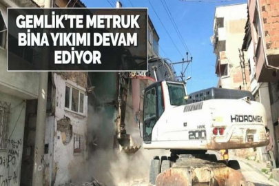 GEMLİK’TE METRUK BİNA YIKIMI DEVAM EDİYOR