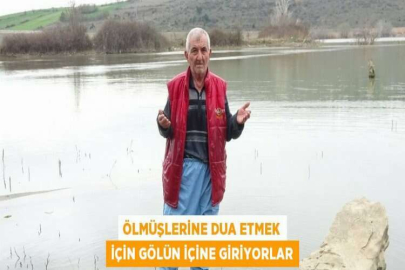 ÖLMÜŞLERİNE DUA ETMEK İÇİN GÖLÜN İÇİNE GİRİYORLAR