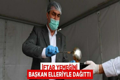 İFTAR YEMEĞİNİ BAŞKAN ELLERİYLE DAĞITTI