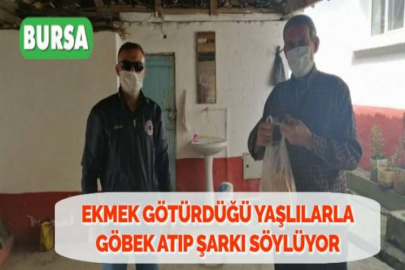 EKMEK GÖTÜRDÜĞÜ YAŞLILARLA GÖBEK ATIP ŞARKI SÖYLÜYOR