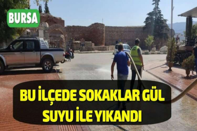 BU İLÇEDE SOKAKLAR GÜL SUYU İLE YIKANDI