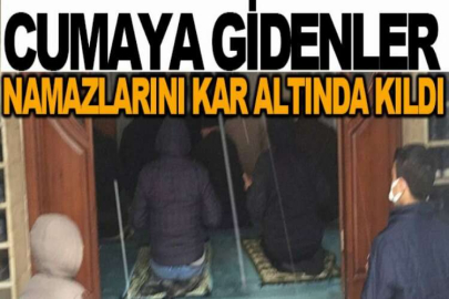 Nisanda kar yağdı, cumaya gidenler namazlarını kar altında kıldı