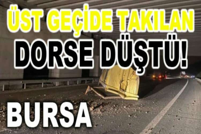 Bursa'da kamyonun dorsesi üst geçide takılınca ortalık savaş alanına döndü