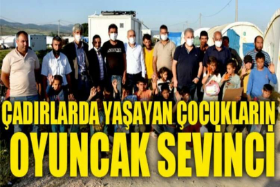 Çadırlarda yaşayan çocukların oyuncak sevinci