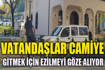 Yol ortasındaki bu caminin yolu yok