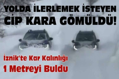 Yolda ilerlemek isteyen cip kara gömüldü