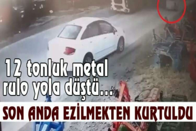 12 tonluk metal rulo yola düştü, araçlar ezilmekten son anda kurtuldu