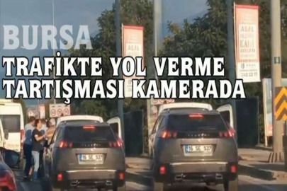 Trafikte yol verme tartışması kamerada