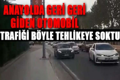 Anayolda geri geri giden otomobil, trafiği böyle tehlikeye soktu