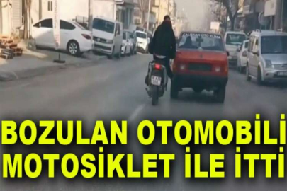 Bozulan otomobili motosiklet ile itti