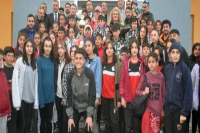 33 madalyayla Hakkari'ye dönen sporculara davul zurnalı karşılama