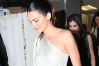 Kendall Jenner mini elbisesi ile frikik verdi