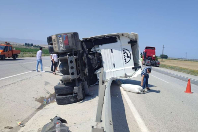 Konya'da çekici devrildi: 5 yaralı