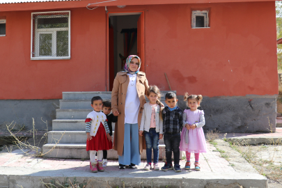 Fedakar öğretmen, köy okulunun deposunu sınıfa dönüştürdü