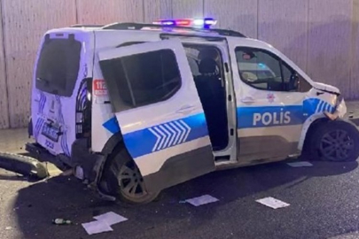 Hafriyat kamyonu polis aracına çarptı: 2 polis yaralı