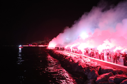 Gemlik’te binlerce meşale Cumhuriyet için yakıldı