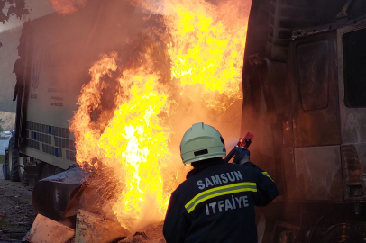 21 ton PVC hammaddesi yüklü tır alev alev yandı