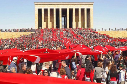 Türkiye Cumhuriyeti'nin 100. Yılında Vatandaşlar Anıtkabir'e Akın Etti