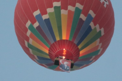 Nevşehir'de sıcak hava balonları, Atatürk posterleri ve Türk bayraklarıyla havalandı