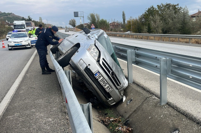 Bariyerlere çarpan otomobil orta refüje düştü