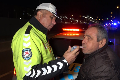 Trafikte şok  eden görüntüler! Alkolü sürücü ceza almamak için ...