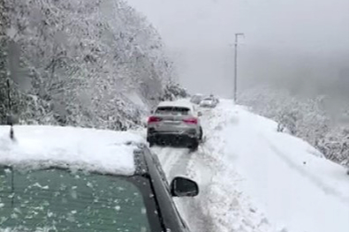 Kar yolu kapattı, araçlar kepçe yardımıyla kurtarıldı