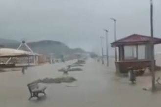 Meteoroloji'nin uyarıları gerçek oldu!  Deniz karayla birleşti