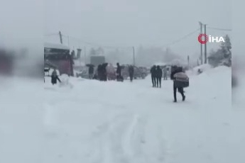 Uludağ'da zor anlar...Kimisi zıplayarak kurtulmaya çalıştı, kimisini kar küreme aracı sürükledi