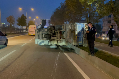 Karayolunda dehşet saçtı! Lastiği patladı,kamyonet devrildi