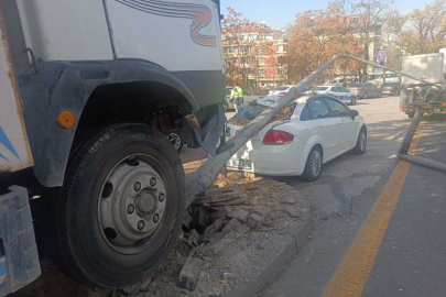 Freni patlayan kamyonet direğe çarparak durabildi