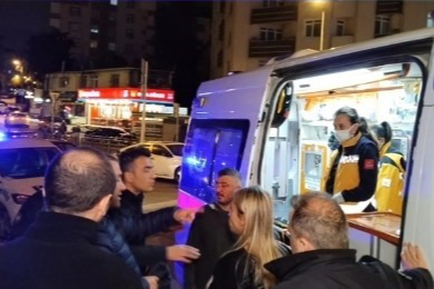 Araçlara çarpan sürücü, araç sahipleri tarafından darp edildi