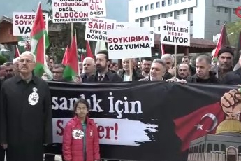 Sağlık çalışanları siyah önlükleriyle İsrail'e tepki gösterdi