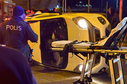 Sürücünün kontrolünden çıkan otomobil yan yattı: 2 yaralı