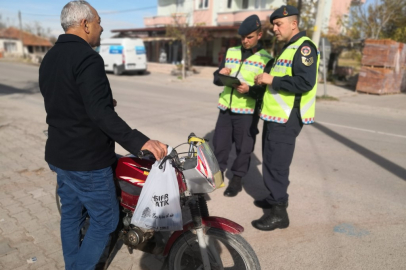 Ehliyetsiz, plakasız ve kasksız yakalandı, “Görmeyiverin ne olacak” dedi