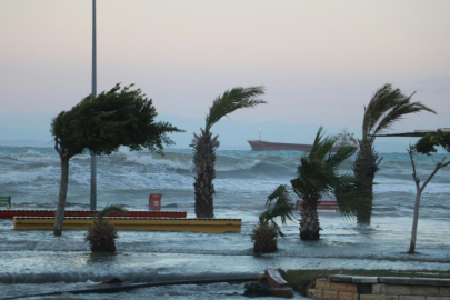 İskenderun Körfezi’nde denizle kara birleşti