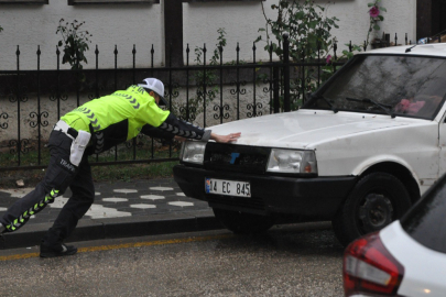 Trafik polisinden gönüllere dokunan hareket