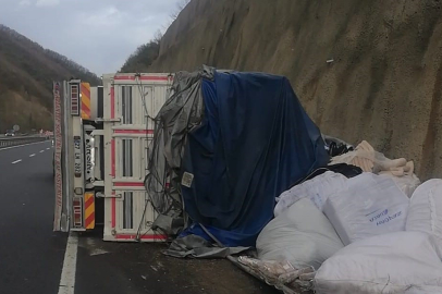 Karayolunda kaza! Tır ile çarpışan kamyon devrildi