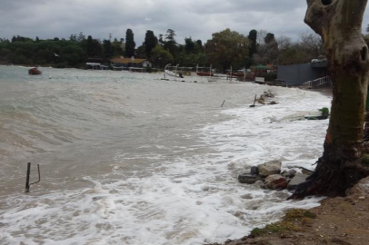 Tuzla’da lodos nedeniyle denizle kara birleşti, 7 tekne battı