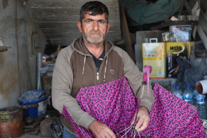 Enkaz çarşısının kalaycısı, 35 yıldır çekiç sallayarak ekmek parasını kazanıyor