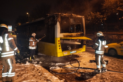 İETT otobüsü yanarak kullanılamaz hale geldi