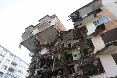 Böyle sağlam ağır hasarlı bina görülmedi: Üçüncü gününde zor yıkabildiler