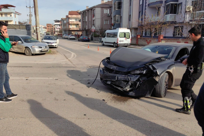 Bu kavşakta yine kaza! Otomobiller çarpıştı: 1 yaralı