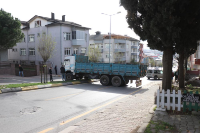 Şoförün refleksi faciayı önledi: Freni boşalan kamyon refüje çıktı