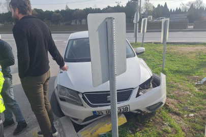 Hastaneye götürdüğü amcası otomobilde fenalaşınca kaza yaptı