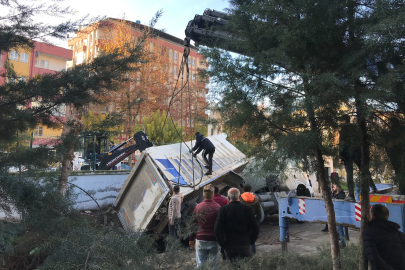 Okul bahçesinde oluşan obruğa hafriyat kamyonu düştü