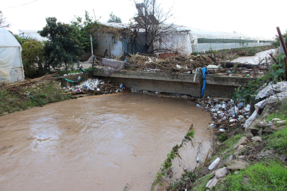 İstinat duvarı çöktü, iki ev zarar gördü