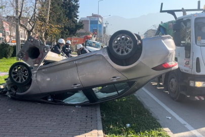 Araç önce direğe çarptı sonra takla attı! Şans eseri kurtuldular