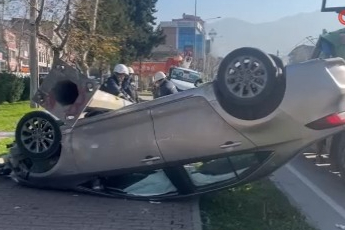 Kontrolden çıkan araç aydınlatma direğine çarpıp takla attı