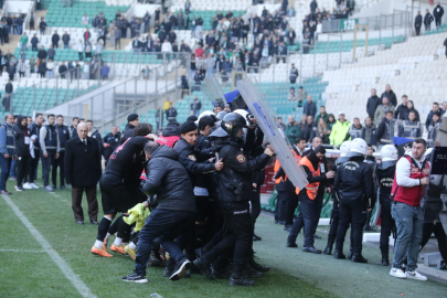 Bursaspor-Diyarbekirspor maçında arbede yaşandı! Sahanın içini karştıran o olay neydi?