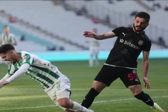 Bursaspor-Diyarbekirspor maçında ortalık karıştı - Maçın son anında 5 kırmızı kart çıktı